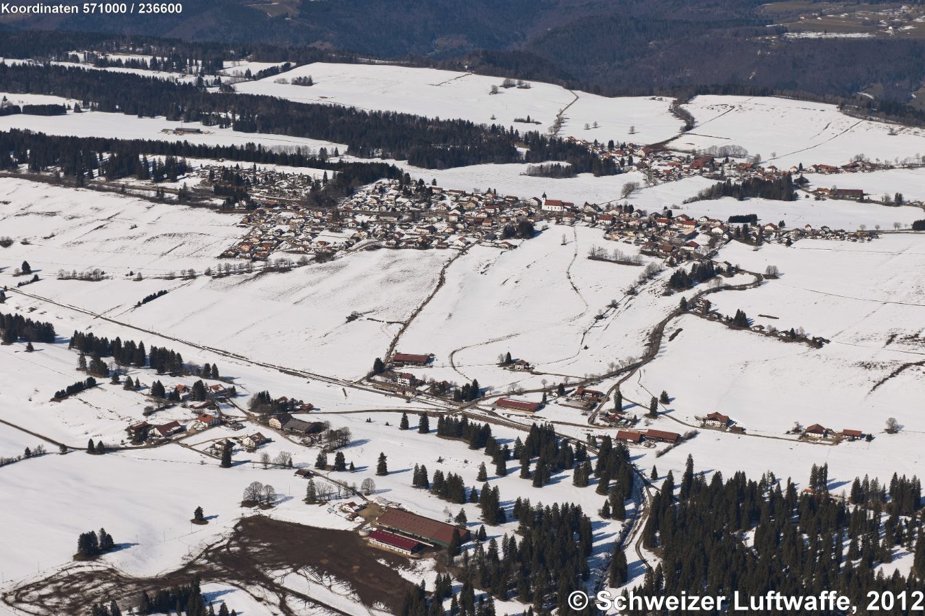 Montfaucon (Position: 2'570'612.62, 1'237'120.18), Siedlung rechts oben: Les Enfers, unten links: Pré Petitjean.